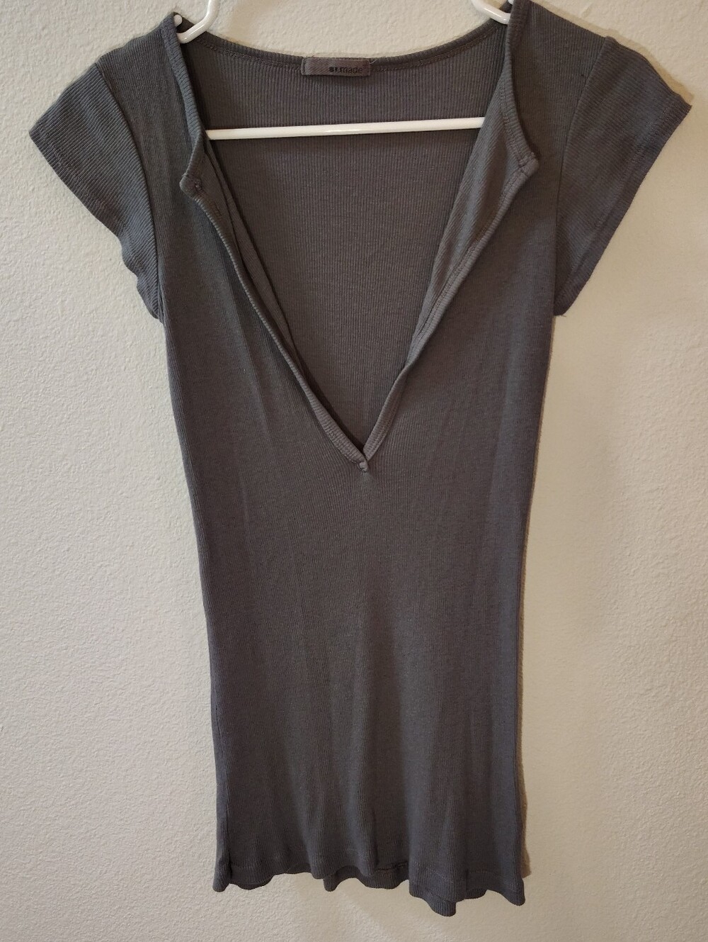 Gray V-Neck Short Sleeve Ribbed Top ~ Size Large